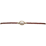 Esta pulsera está hecha a mano por nuestro equipo de maestras artesanas usando hilos metálicos, bolitas de oro 14k gold filled y una perla natural. Un diseño elegante y chic para las mujeres más estilosas.   Sus colores brillantes le hacen el accesorio perfecto para tus vacaciones de verano.  Detalles:      Hilos metálicos     Bolitas de oro 14 k gold filled     Perla natural      Hecho a mano      Pulsera ajustable, que se adapta a cualquier tipo de muñeca.      Anchura 3 mm     Se puede mojar