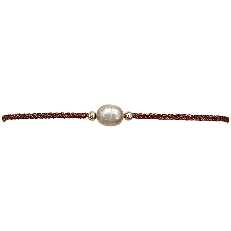 Esta pulsera está hecha a mano por nuestro equipo de maestras artesanas usando hilos metálicos, bolitas de oro 14k gold filled y una perla natural. Un diseño elegante y chic para las mujeres más estilosas.   Sus colores brillantes le hacen el accesorio perfecto para tus vacaciones de verano.  Detalles:      Hilos metálicos     Bolitas de oro 14 k gold filled     Perla natural      Hecho a mano      Pulsera ajustable, que se adapta a cualquier tipo de muñeca.      Anchura 3 mm     Se puede mojar