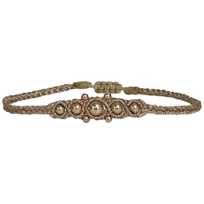 Inspirada en la constelación de Orión, esta pulsera te hará brillar como la más bella de las estrellas. Está hecha a mano por nuestro equipo de maestras artesanas usando bolitas de oro rosado 14k gold filled e hilos metálicos. Perfecta para regalar a tus seres queridos o para darte un capricho y verte divina.  Detalles  -Bolitas de oro rosado 14k gold filled  -Hilo metálico  -Se puede mojar  -Pulsera ajustable  -Pulsera de mujer