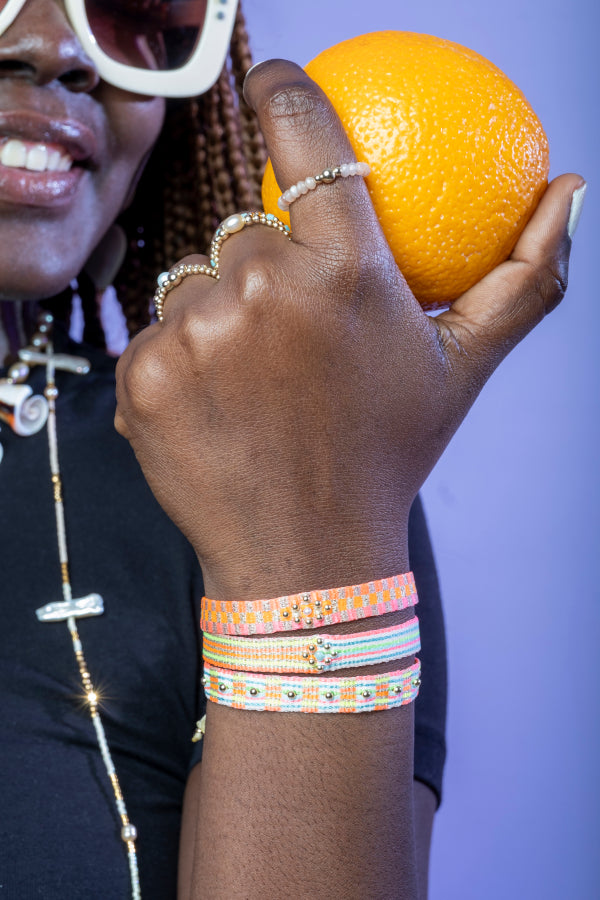 Dulce Pulsera Hecha a Mano en Tonos Neón y Dorado