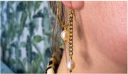 Pendientes Largos Dorados con Detalle de Perla