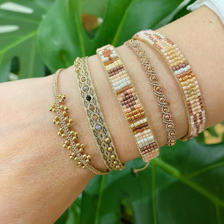 Majestuosa Pulsera Tejida a Mano en Tonos Neutros con Piedras Semipreciosas y Cuentas de Oro