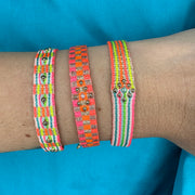 Dulce Pulsera Hecha a Mano en Tonos Neón y Dorado