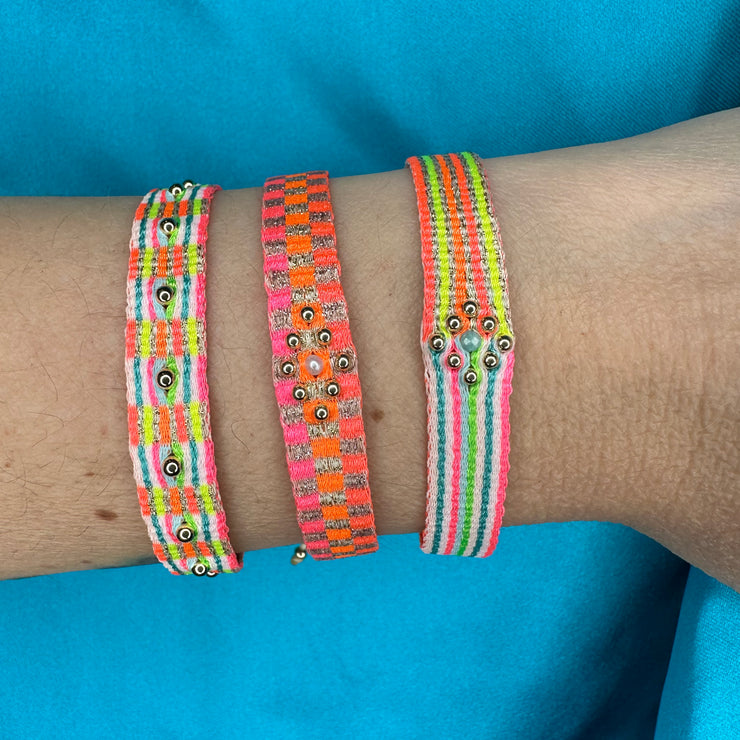 Dulce Pulsera Hecha a Mano en Tonos Neón y Dorado
