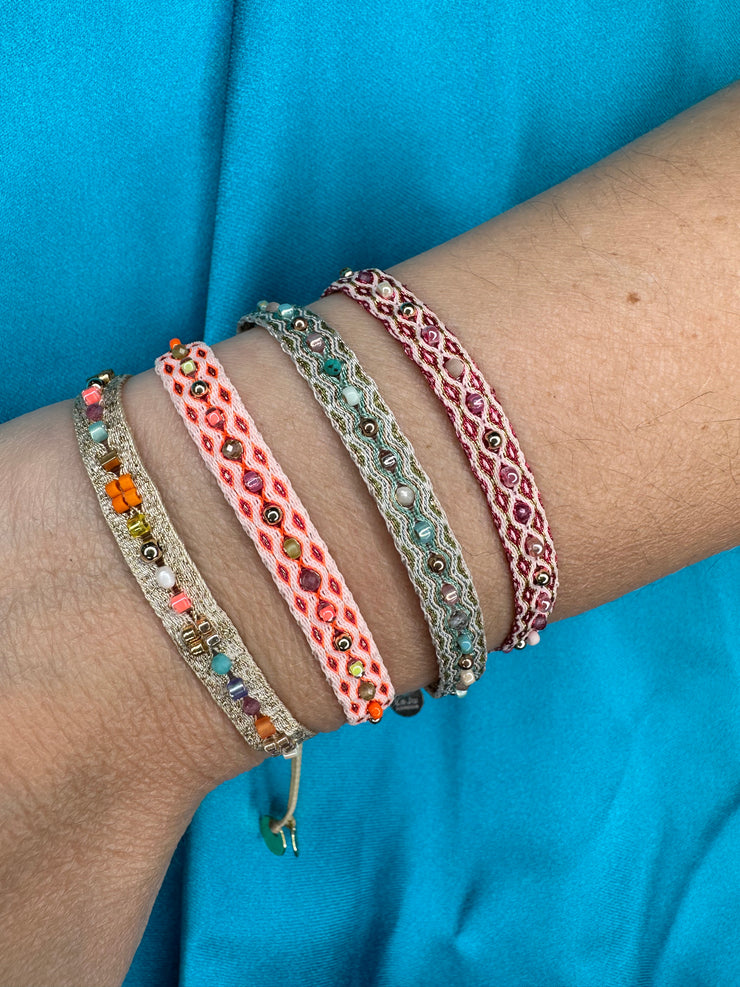 Pulsera Mixi Hecha a Mano en Tonos Metálicos Rosados con Piedras Semipreciosas Entrelazadas