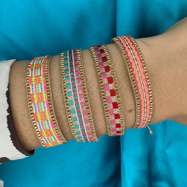 Pulsera Kenia Hecha a Mano en Tonos Rosa, Rojo y Dorado
