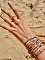 Pulsera de Lujo Hecha a Mano en Tonos Rosa Neón Con Una Perla De Agua Dulce