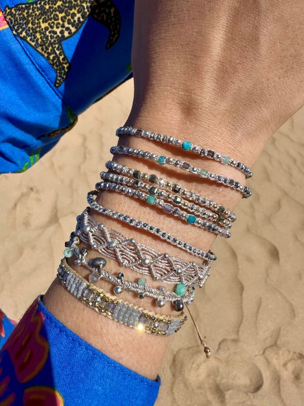 Pulsera Natura Hecha a Mano En Tonos Plateados Con Detalles Azules