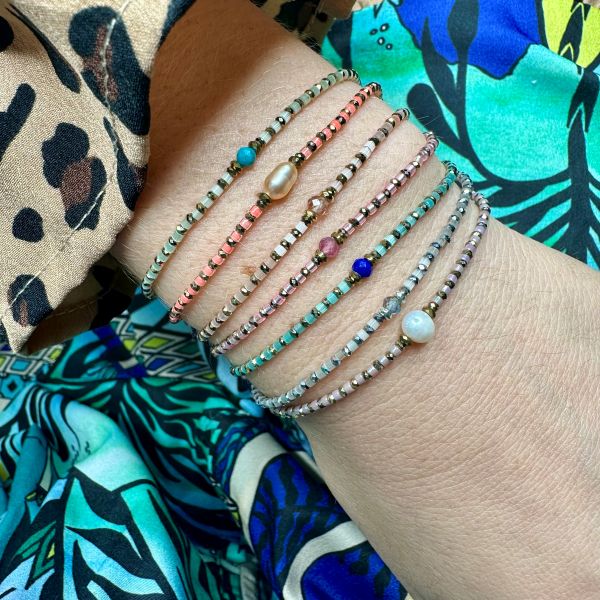 Pulsera de Lujo Hecha a Mano en Tonos Rosa Neón Con Una Perla De Agua Dulce