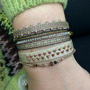Pulsera Básica Hecha a Mano en Tonos Marrones, Beige y Dorados