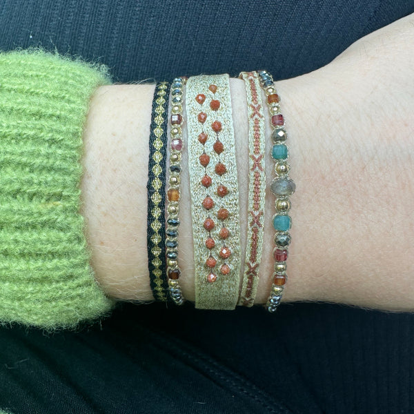 Pulsera Básica Hecha a Mano en Tonos Beige, Marrón y Dorado