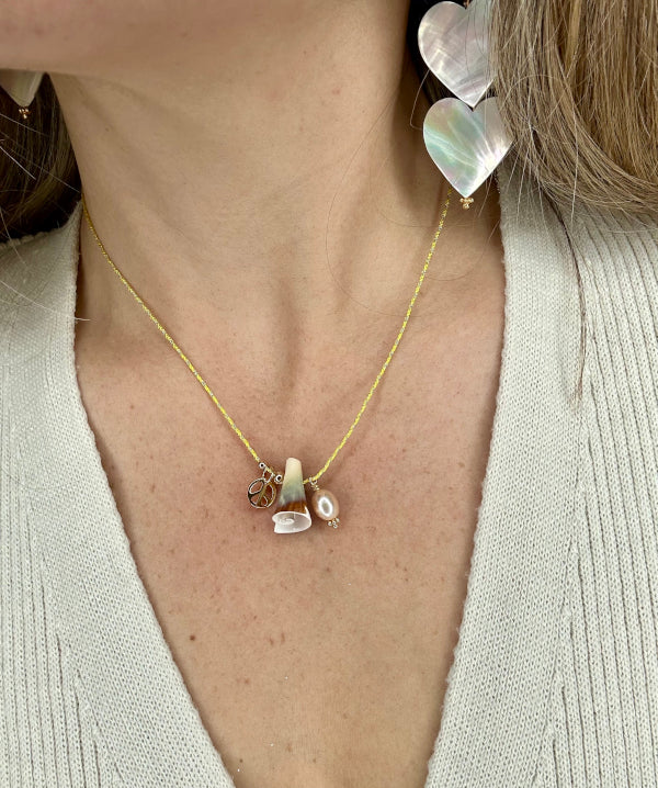 Collar De Conchas Con Una Perla Dorada Y Detalle De La Paz
