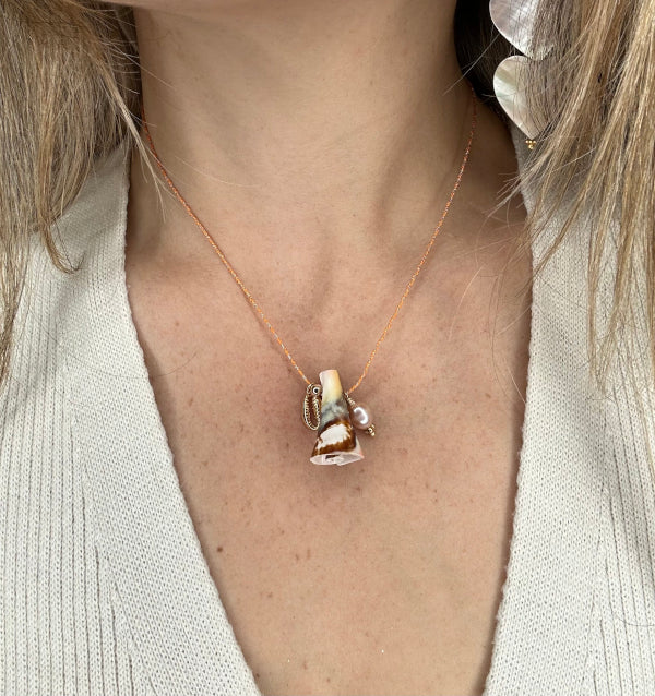 Collar De Conchas Con Detalle De Perla Dorada Y Detalle De Concha