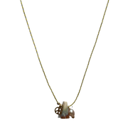 Collar De Conchas Con Una Perla Dorada Y Detalle De La Paz