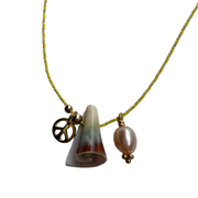 Collar De Conchas Con Una Perla Dorada Y Detalle De La Paz