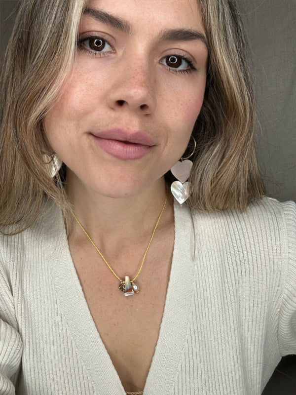 Collar De Conchas Con Una Perla Dorada Y Detalle De La Paz