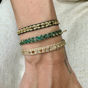 Majestuosa Pulsera Tejida a Mano en Tonos Neutros con Piedras Semipreciosas y Cuentas Doradas