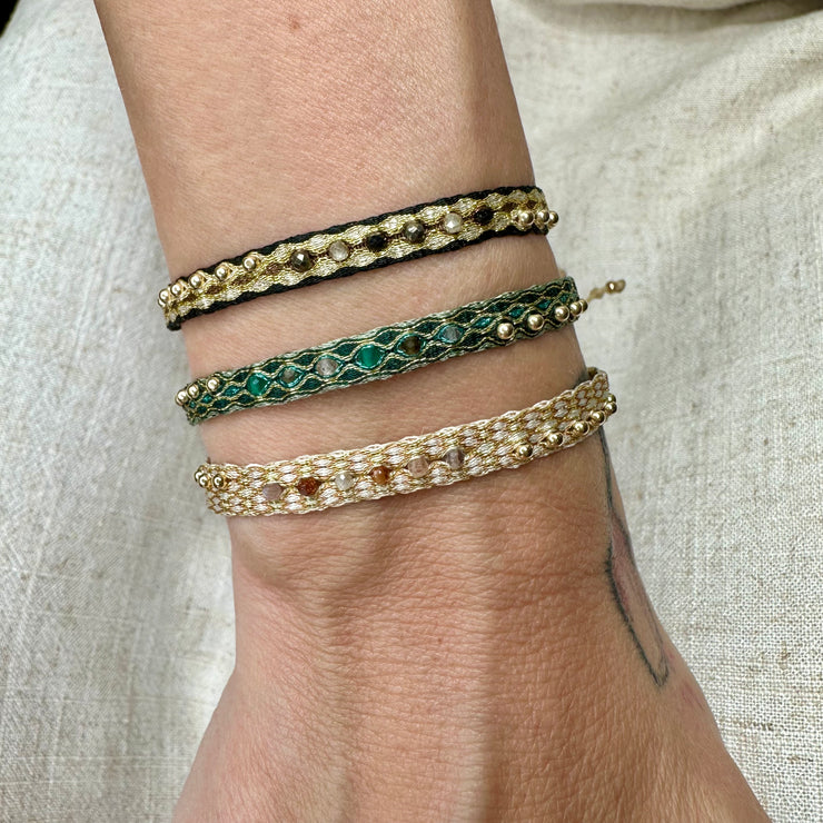 Majestuosa Pulsera Tejida a Mano en Tonos Neutros con Piedras Semipreciosas y Cuentas Doradas
