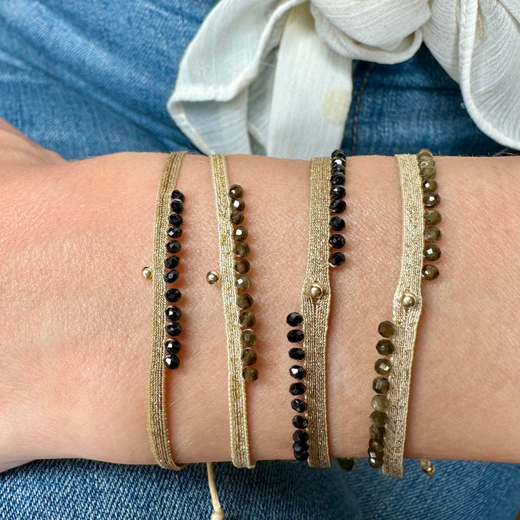 Pulsera Peacock Real Hecha a Mano en Tonos Neutros  con Detalles de Piedra Spinel  y una cuenta dorada