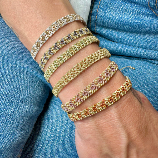 Pulsera hecha a mano con fénix dorado y terracota
