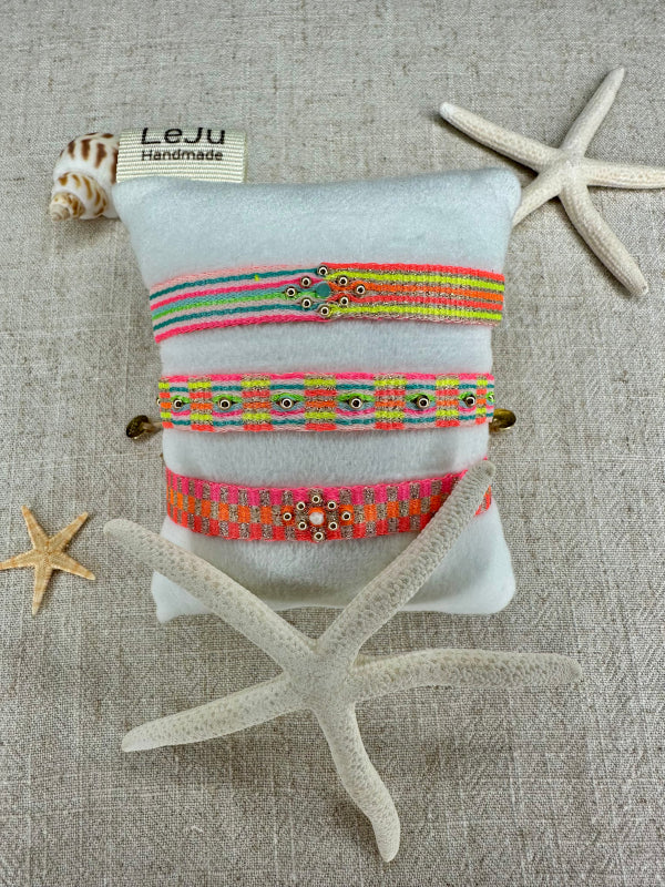 Dulce Pulsera Hecha a Mano en Tonos Neón y Dorado