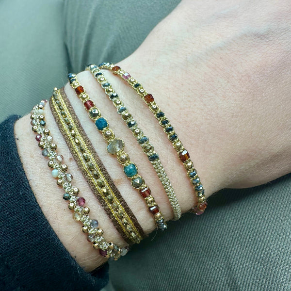 Pulsera Cleo Hecha a Mano en Tonos Marrones y Dorados