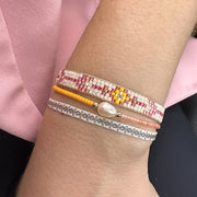 Esta pulsera está hecha a mano por nuestro equipo de artesanas usando hilos de poliester. Esta precioso diseño es un básico que no puede faltar en ninguno de tus looks, es perfecta para combinar con tus pulseras LeJu favoritas.      Se puede mojar      Hilos de poliéster      Hecho a mano      Cierre ajustable, que se adapta a cualquier tipo de muñeca.      Anchura 3 mm