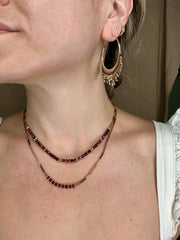 Collar Hecho a Mano con Piedras Tundra Zafiro borgoña   y dorado