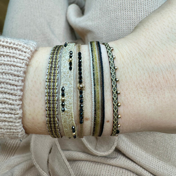 Pulsera Beads Hecha a Mano Con Bolitas De Oro y Una Piedra De Espinel