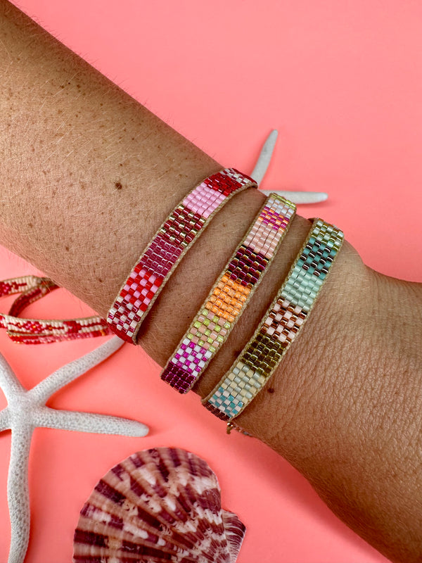 Pulsera Miyuki Hecha a Mano En Colores Rojos, Rosados Y Dorado