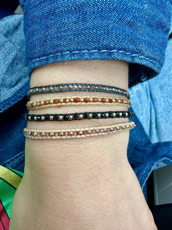 Pulsera Nila Hecha a Mano en Negro y Dorado