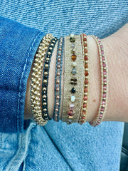 Pulsera Nila Hecha a Mano en Negro y Dorado