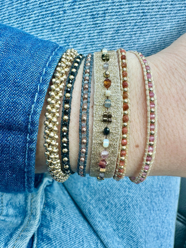 Pulsera Nila Hecha a Mano en Negro y Dorado
