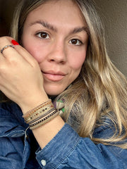 Pulsera Nila Hecha a Mano en Negro y Dorado