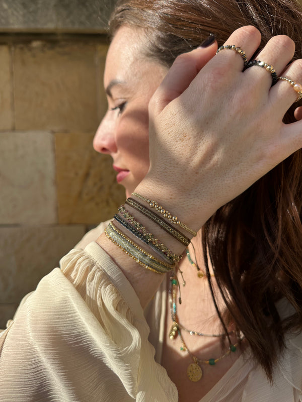 Pulsera Kenia Hecha a Mano en Color Verde Oliva y Dorado