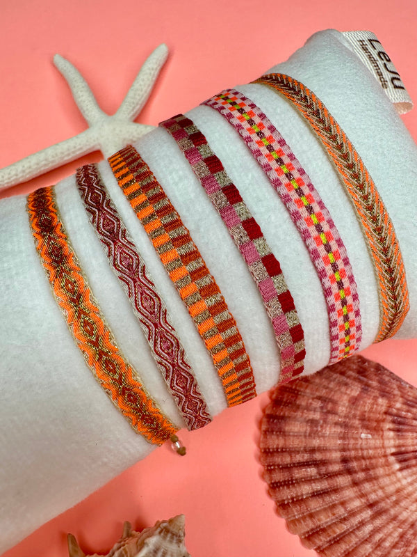 Pulsera Básica Hecha a Mano en Rosa, Rojo y Dorado