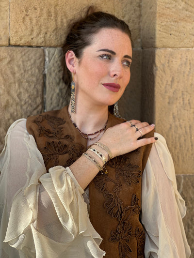 Pulsera Dorada Tejida a Mano con Piedras Semipreciosas Tundra Shappire y Cuentas de Oro