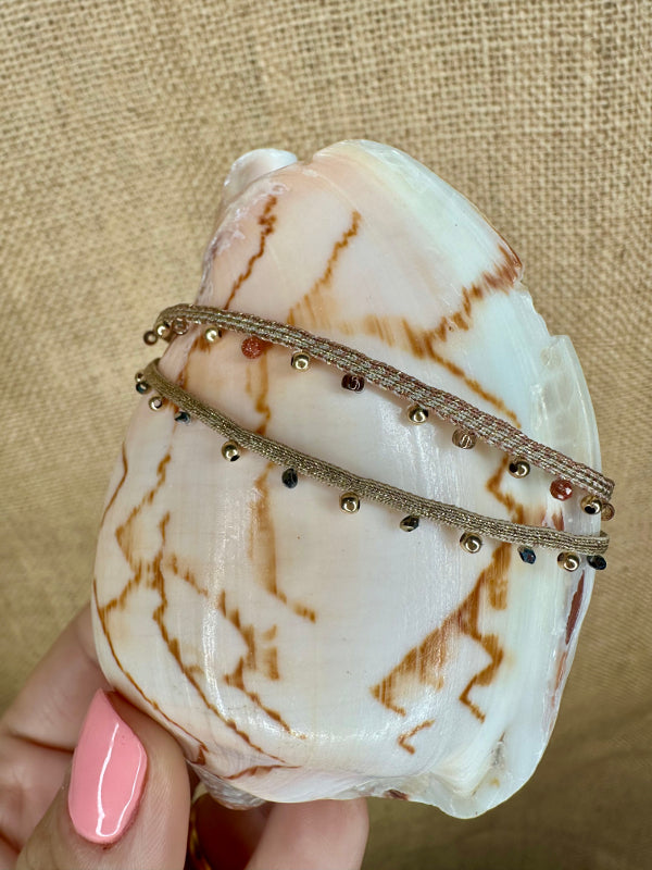 Pulsera Nalah Hecha a Mano con Piedras Doradas y Hematita Brillante
