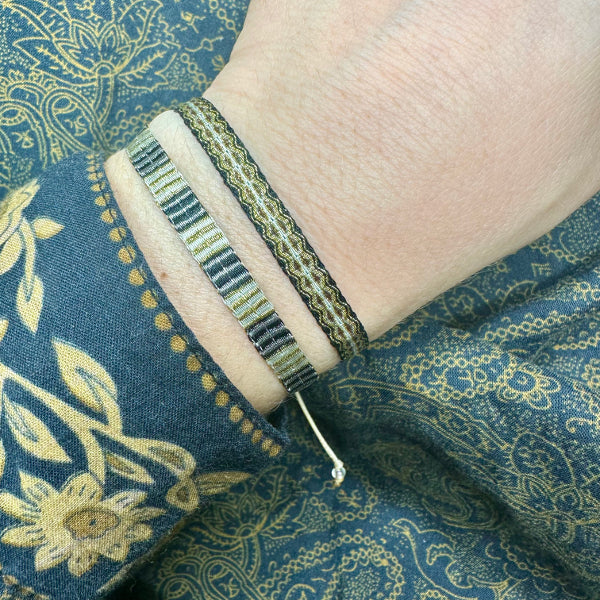 Conjunto de Dos Pulseras Hechas a Mano en Color Beige, Dorado y Negro