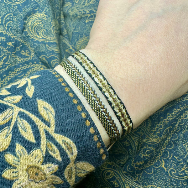 Conjunto de Dos Pulseras Hechas a Mano en Negro, Dorado y Marrón