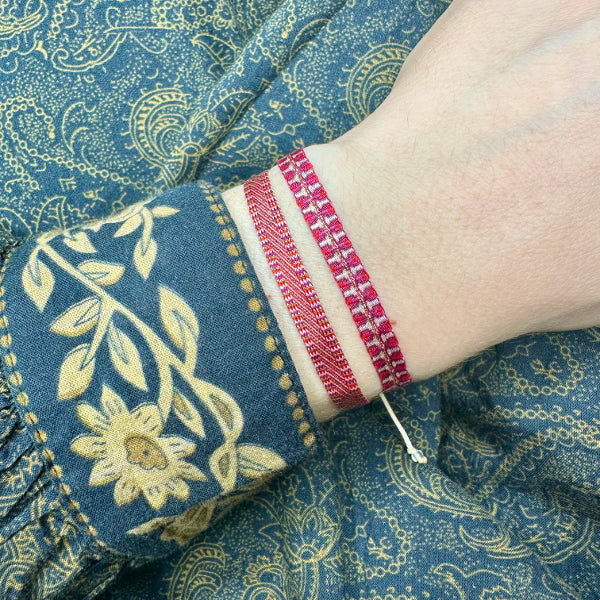 Conjunto de dos Pulseras Hechas a Mano en Rojo, Dorado y Beige