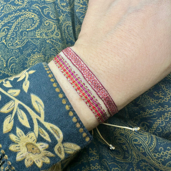Conjunto de Dos Pulseras Hechas a Mano en Rojo, Beige, Morado y Dorado