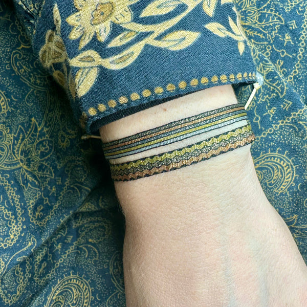 Conjunto de Dos Pulseras Hechas a Mano en Colores Metalizados