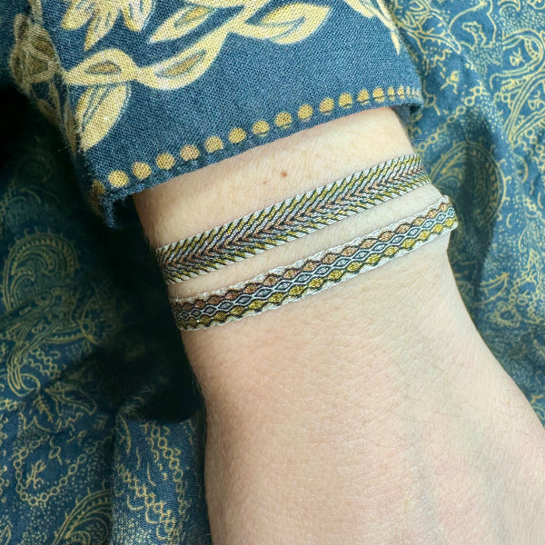 Conjunto Hecho A Mano De Dos Pulseras en Tonos Beige y Metalizados.