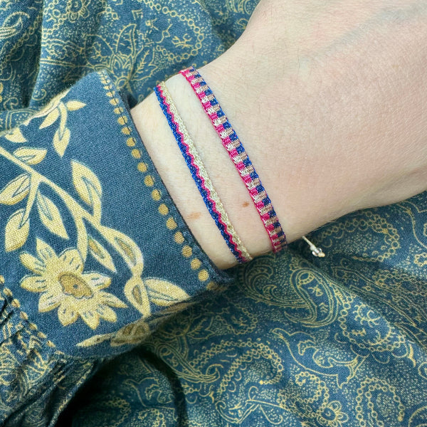 Conjunto de Dos Pulseras Hechas a Mano en Color Beige, Fucsia y Azul