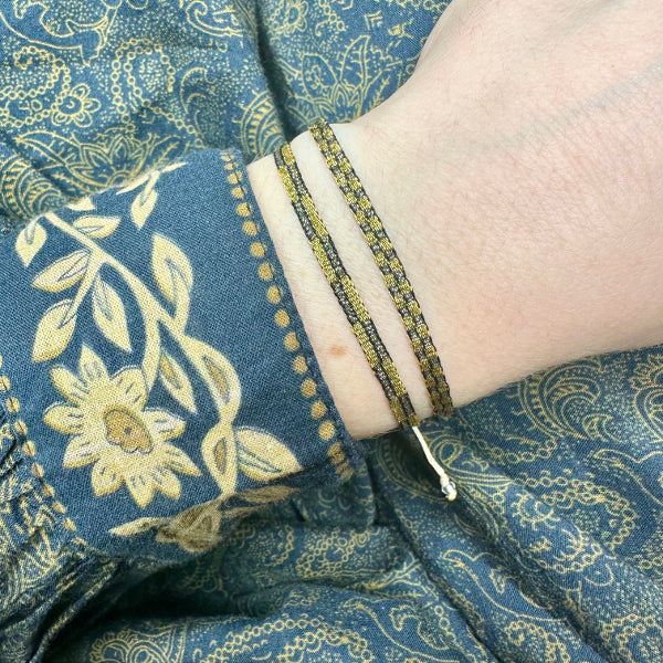 Conjunto de Dos Pulseras Hechas a Mano en Negro, Plata y Oro