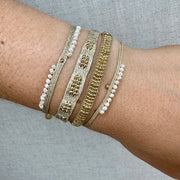 Pulsera  Abril Hecha a Mano en Tonos Dorados
