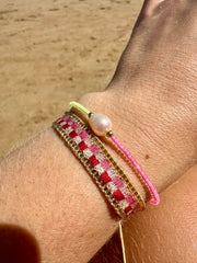 Pulsera Kenia Hecha a Mano en Tonos Rosa, Rojo y Dorado