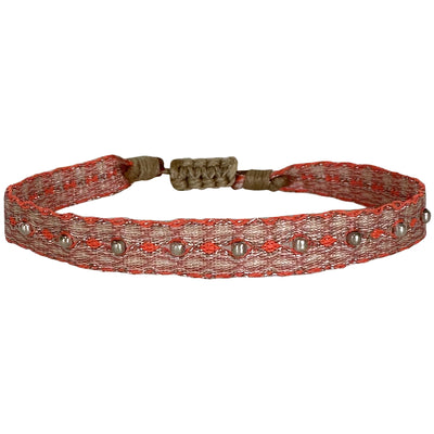 Esta pulsera está hecha a mano por nuestro equipo de artesanas usando hilos de poliester en tonos brillantes y bolitas de plata 925. Esta preciosa pulsera dará un toque chic a tu look por su estilo casual y su elegante colorido.  Detalles:      Bolitas de plata 925      Hilos de poliéster      Hecho a mano      Cierre ajustable, que se adapta a cualquier tipo de muñeca.      Anch