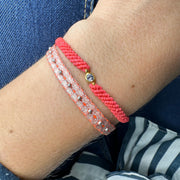 Esta pulsera está hecha a mano por nuestro equipo de artesanas usando hilos de poliester en tonos brillantes y bolitas de plata 925. Esta preciosa pulsera dará un toque chic a tu look por su estilo casual y su elegante colorido.  Detalles:      Bolitas de plata 925      Hilos de poliéster      Hecho a mano      Cierre ajustable, que se adapta a cualquier tipo de muñeca.      Anch